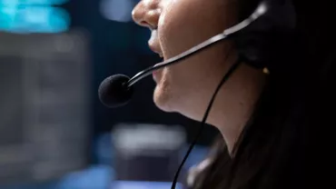 Românii ar fi putut scăpa de roboții din call-center. Legea care obliga răspunsul în 5 minute este blocată în Parlament