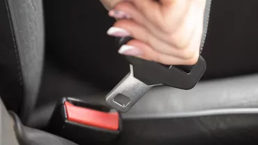 Greșeala pe care o fac mulți pasageri. Ce amendă primești dacă nu porți centura pe bancheta din spate