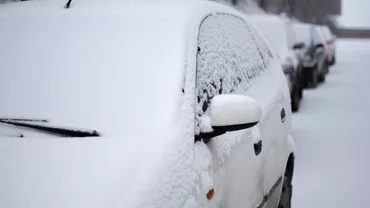 Zăpada pe mașină te poate costa scump în 2026. Ce amendă riști dacă pleci la drum fără să cureți geamurile, farurile și plafonul