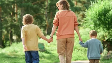 Scutire de impozit pe venit pentru părinții cu doi copii. Ce condiții mai trebuie îndeplinite