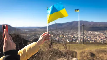 Ucraina testează un „transportator de drone” terestru. Robotul Ratel H poate lansa aparate pe fibră optică aproape de front