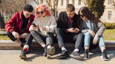 Generația Z, sub nivelul părinților la IQ. Avertismentul dur al specialiștilor despre inteligența artificială: „Să mai folosim și creierul nostru”