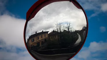 Obsesia pentru feng shui a dus la accidente rutiere: Motivul bizar pentru care o femeie tot muta oglinda rutieră