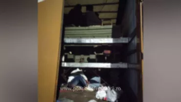 (VIDEO) Polițiștii de frontieră din Calafat au făcut o descoperire neașteptată într-un camion care transporta mașini second-hand