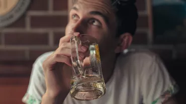 Sigur nu știai asta! Culoarea ochilor ar putea dezvălui predispoziția către dependența de alcool