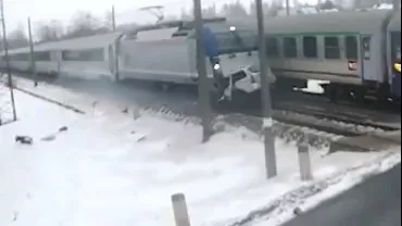 Accident cutremurător! Mașină spulberată de două trenuri, după ce a rămas blocată pe șine în ultimul moment (VIDEO)