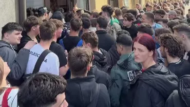 Shaorma gratis a scos sute de tineri din case la Iași. Coada s-a întins pe sute de metri (VIDEO)