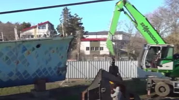 Vaporașele amplasate la intrările din Constanța, devenite simboluri ale orașului, sunt demontate după aproape 20 de ani