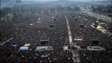 „Să nu le permitem să ne fure viitorul!”: peste 150.000 de oameni au protestat la Praga împotriva guvernului