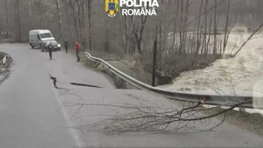 Un drum intens circulat s-a surpat în Vrancea după ce viiturile au provocat o alunecare de teren masivă