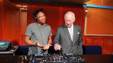 Regele Marii Britanii a încercat rolul de DJ într-un studio din Manchester. Cum a ajuns monarhul să mixeze muzică alături de un tânăr artist (VIDEO)