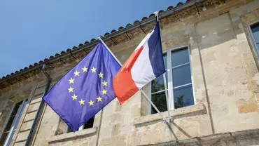 Primarii de extremă dreaptă din Franța, acuzați de „trădare” după ce au dat jos steagul Uniunii Europene de pe instituții. Cum răspunde guvernul francez (VIDEO)