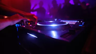 Polițiști de la Crimă Organizată, trimiși în judecată după ce au făcut amor într-un club, în văzul clienților