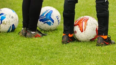 Un elev a murit după ce s-a prăbușit brusc din picioare la ora de sport. Polițiștii au deschis o anchetă pentru ucidere din culpă