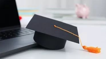 Tinerii români bine pregătiți pleacă pe capete. Economia nu le oferă joburi pe măsură, iar „brain drain”-ul se adâncește