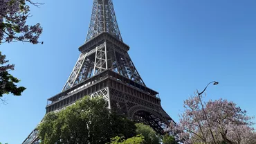 Turnul Eiffel duce experiența la alt nivel. Noua atracție de la 60 de metri îi uimește pe turiști