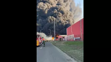 Incendiu puternic la o fabrică din Arad. Zeci de angajați au fost evacuați. Au fost trimise și două mesaje RO-Alert din cauza norului uriaș de fum (VIDEO)