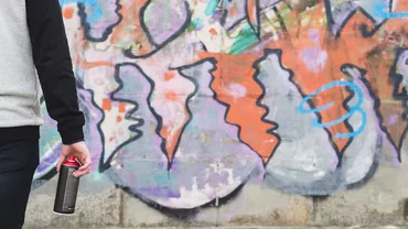Primăria Capitalei lansează un program pentru curățarea grafitti-ului neautorizat. Cum vor fi sprijiniți proprietarii de clădiri