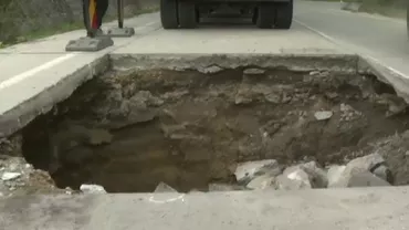 Pericol pentru șoferi! O porțiune de drum din Gorj s-a prăbușit. Crater uriaș pe ruta Motru–Slivilești: „S-a făcut mai mare”