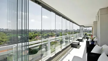 Închidere balcon cu sticlă: soluția modernă apreciată de locatari și arhitecți