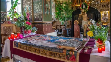 De ce trec credincioșii pe sub Sfânta Masă în Vinerea Mare. Semnificația profundă a acestui obicei din Săptămâna Patimilor