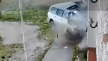 Caraș-Severin: Un mort și patru răniți după ce o mașină s-a izbit de o casă. Printre victime sunt și copii