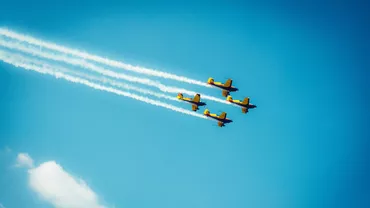 Scandal în Forțele Aeriene Finlandeze, după ce cadeții piloți au desenat penisuri pe cer în timpul unor zboruri de antrenament (FOTO)