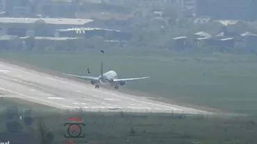 Aterizare spectaculoasă la Cluj pe vânt puternic. Cum au reacționat pasagerii din avion (VIDEO)