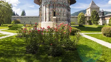 Destinațiile de Paște preferate în 2026. Cât scot românii din buzunar pentru un sejur în Maramureș și Bucovina