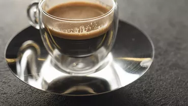 Ce se întâmplă cu cafeaua în 2026. De la espresso clasic la băuturi din sfeclă și alge, trendurile care schimbă complet piața