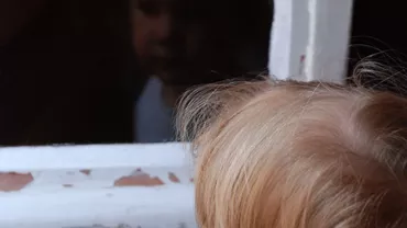 Copil salvat miraculos, după ce a rămas agățat pe exteriorul unui balcon, la etajul 8 (VIDEO)