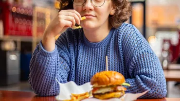 Cum influențează alimentația creierul și starea de spirit. Legătura dintre mâncare, anxietate și energie