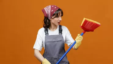 Anunțul de angajare a unei femei de serviciu pe 5.000 de lei a stârnit revoltă: „Studiez șase ani, ca apoi să muncesc trei ani pentru un salariu mai mic de atât”