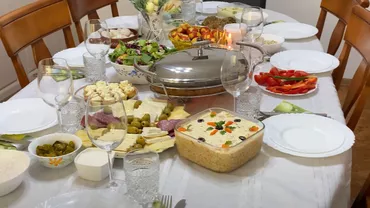 De la tradiție la compromis: mielul dispare de pe masa de Paște și este înlocuit cu carne de pui