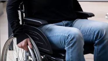 Pensia de invaliditate în 2026. Cine primește bani în plus și cine riscă să îi piardă după noile reguli