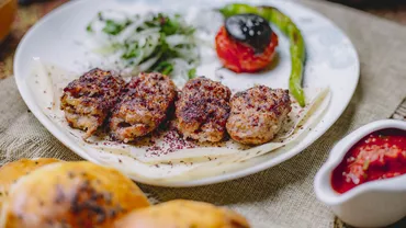 Rețeta simplă de chiftele la cuptor cu cartofi și sos mediteranean ladolemono. Iată cum se prepară