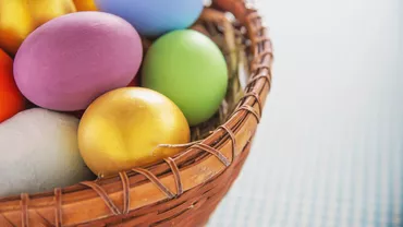 Atenție la aditivii din vopseaua de ouă din magazin înainte de Paște. Ce alternative naturale pot fi folosite acasă