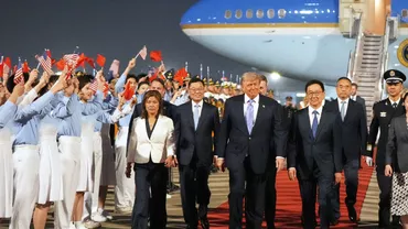 Donald Trump, primit cu fast la Beijing. Sute de copii cu stegulețe și o primire regizată până la ultimul detaliu (VIDEO)