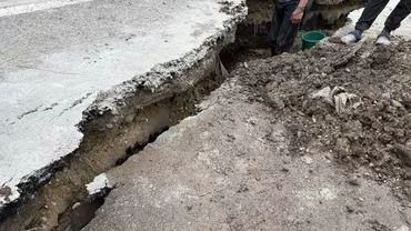 Alunecare de teren în Vaslui, trei locuințe au rămas izolate. Ce au găsit echipele de intervenție la fața locului (FOTO)