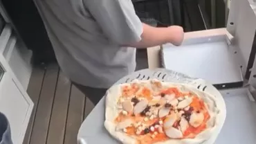 Pizzeria de pe balcon care a cucerit internetul. Cum a transformat un bărbat propria locuință într-o afacere virală (VIDEO)