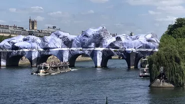 „Banksy al Franței” schimbă complet imaginea celebrului Pont Neuf. Ce mesaj ascunde instalația gigantică din Paris (FOTO)
