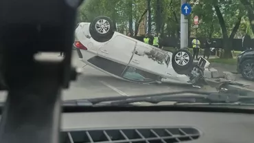 Accident cu trei mașini pe Bd. Geniului, în Sectorul 6 al Capitalei. Unul dintre vehicule s-a răsturnat pe plafon, o femeie fiind rănită