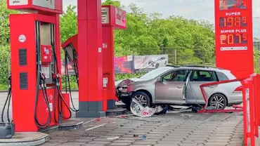Accident periculos între o mașină înmatriculată în România și o pompă de alimentare din Germania. Șoferul a fugit de la fața locului