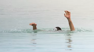 Intervenţie contracronometru: Doi adolescenți, salvați dintr-un lac din Chitila / Fata căzuse în apă, iar băiatul a sărit să o salveze