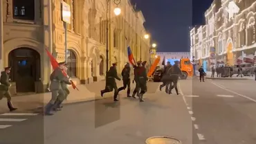 Alertă în Moscova: repetiția pentru Parada Victoriei, întreruptă de alerte aeriene. Soldații s-au retras în adăposturi