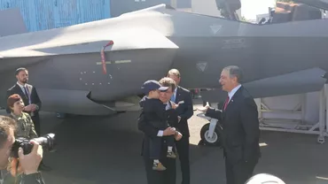 Nicușor Dan, la BSDA 2026 alături de fiul său. Președintele a venit cu Antim la standul F-35 și i-a arătat una dintre cele mai spectaculoase aeronave din lume (GALERIE VIDEO)