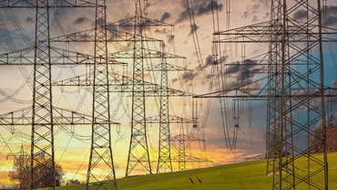 România vinde Bulgariei energie la prânz și o cumpără la loc seara, la prețuri de 7 ori mai mari