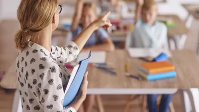 Profesoară din Italia acuzată că le-a tăiat părul unor eleve în timpul orei. Ce măsuri au fost luate