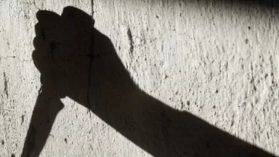 Un adolescent a fost atacat cu un cuțit și jefuit pe stradă. Poliția investighează