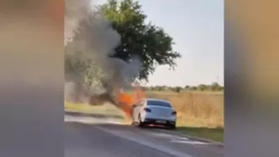 Mașina prefectului de Olt a ars ca o torță. Flăcările au izbucnit în timp ce mașina se afla în trafic, condusă de șefa Cancelariei